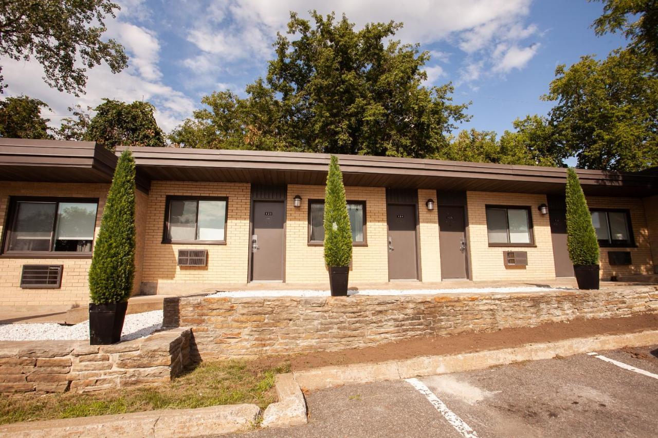 Motel Newstar Laval Bagian luar foto