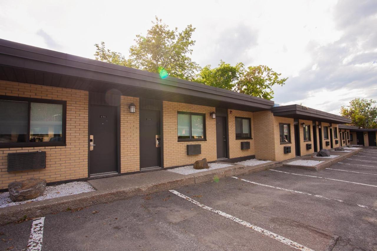Motel Newstar Laval Bagian luar foto