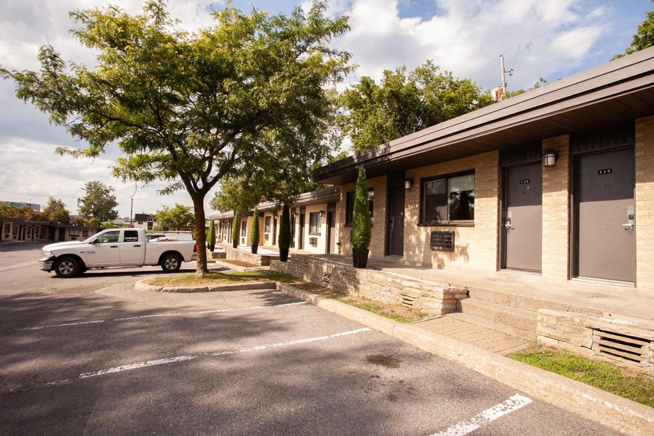 Motel Newstar Laval Bagian luar foto