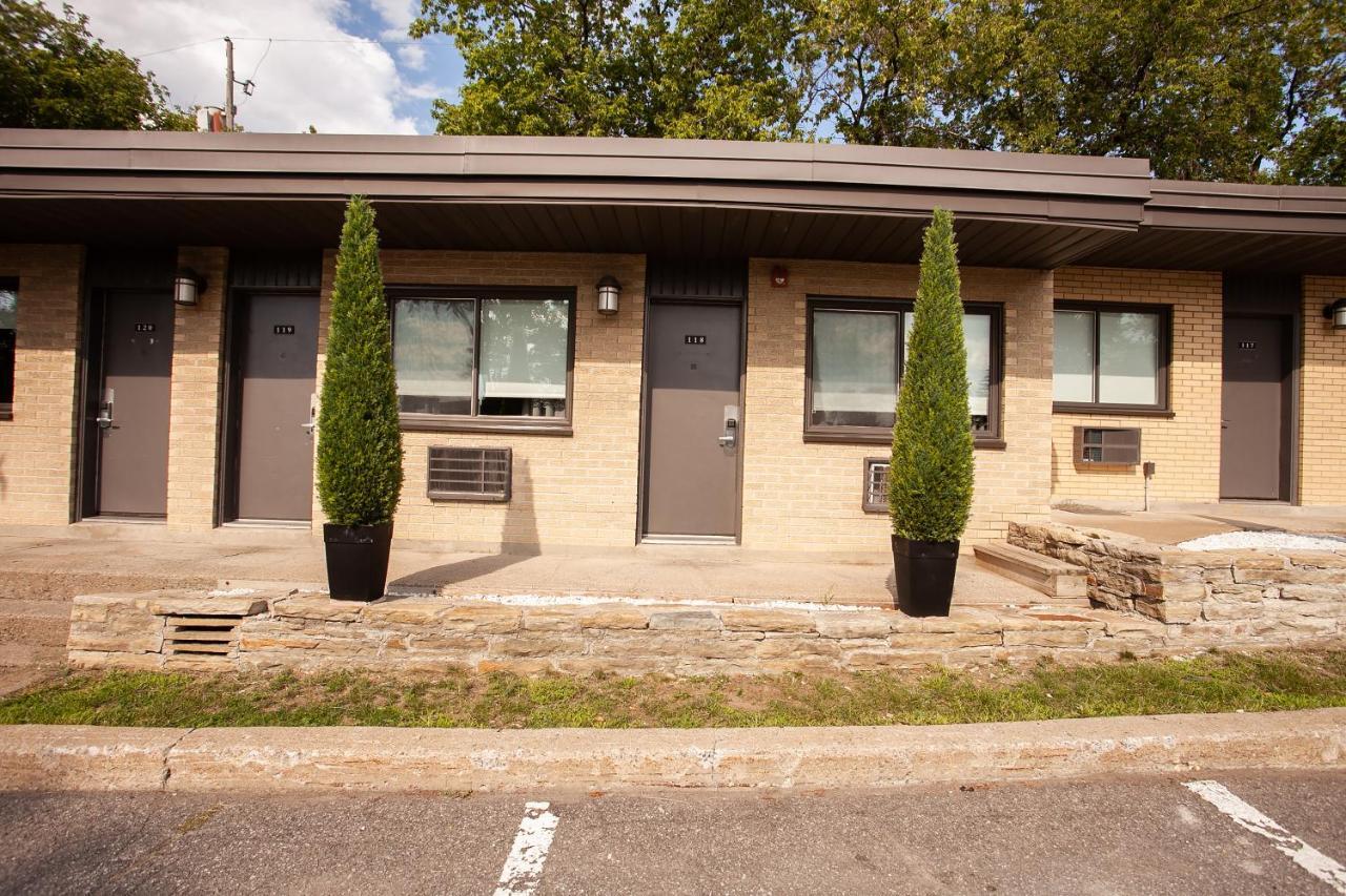 Motel Newstar Laval Bagian luar foto
