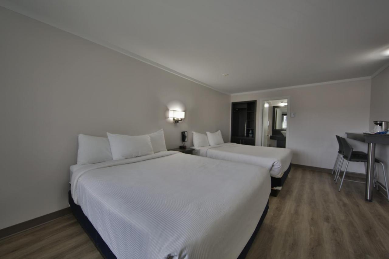 Motel Newstar Laval Bagian luar foto