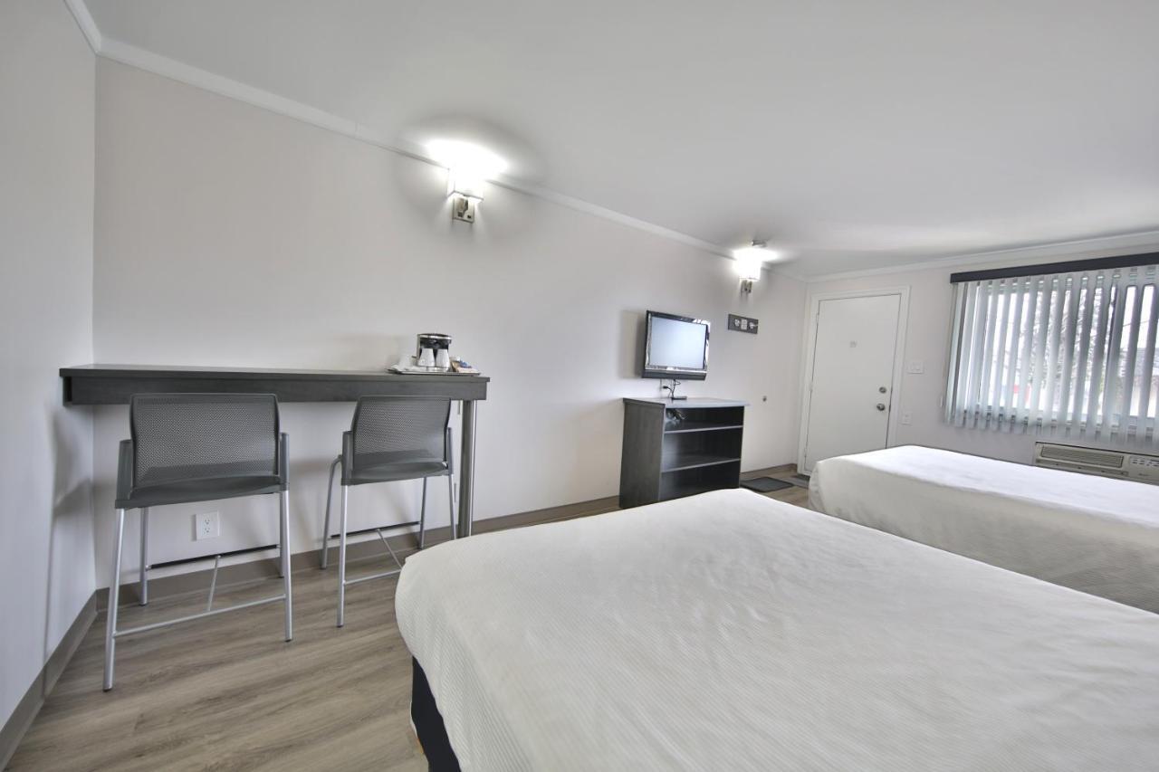 Motel Newstar Laval Bagian luar foto