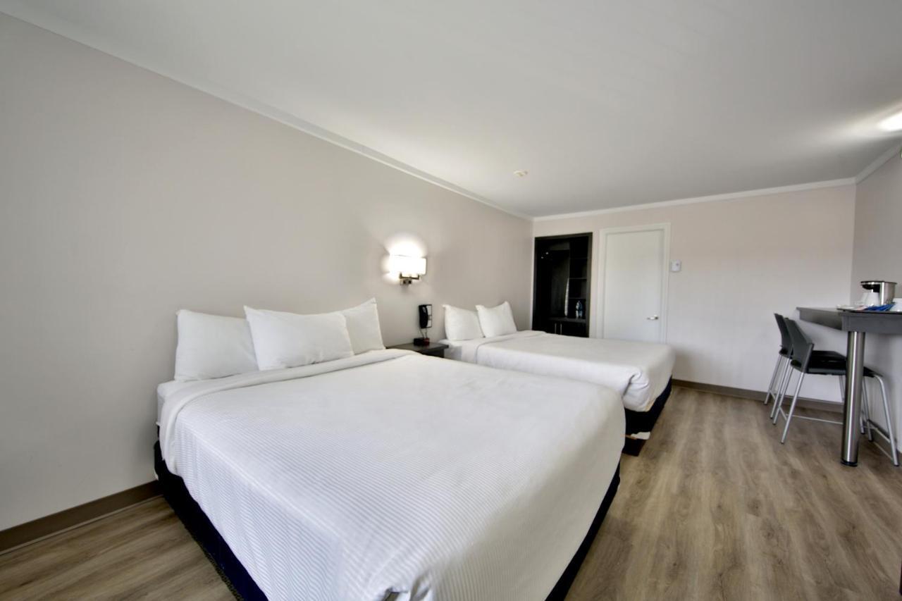 Motel Newstar Laval Bagian luar foto