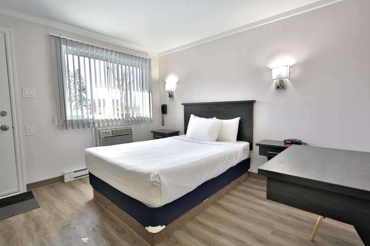 Motel Newstar Laval Bagian luar foto